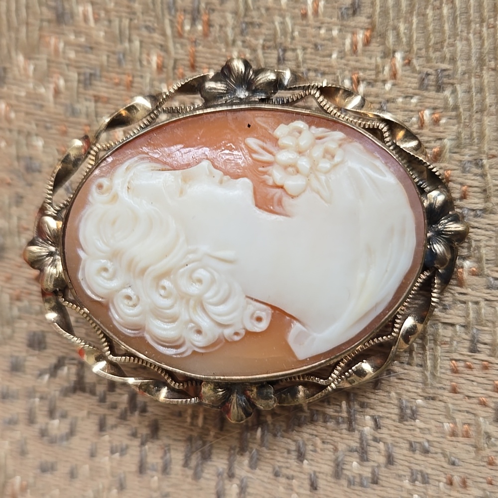VINTAGE Gold-tone Cameo Brooch